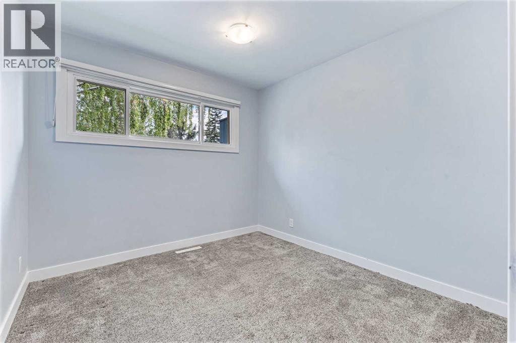 Single Family House 4 Level for Sale in  Gissing Drive SW Glamorgan Calgary 