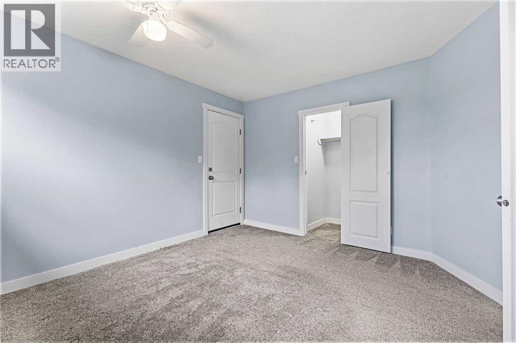 Single Family House 4 Level for Sale in  Gissing Drive SW Glamorgan Calgary 