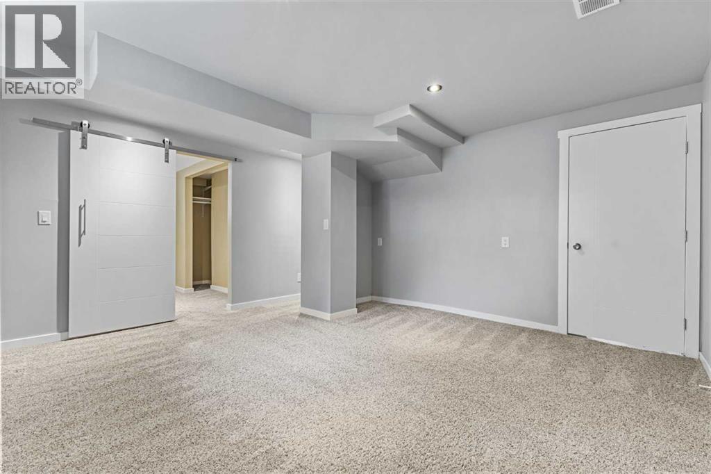 Single Family House 4 Level for Sale in  Gissing Drive SW Glamorgan Calgary 