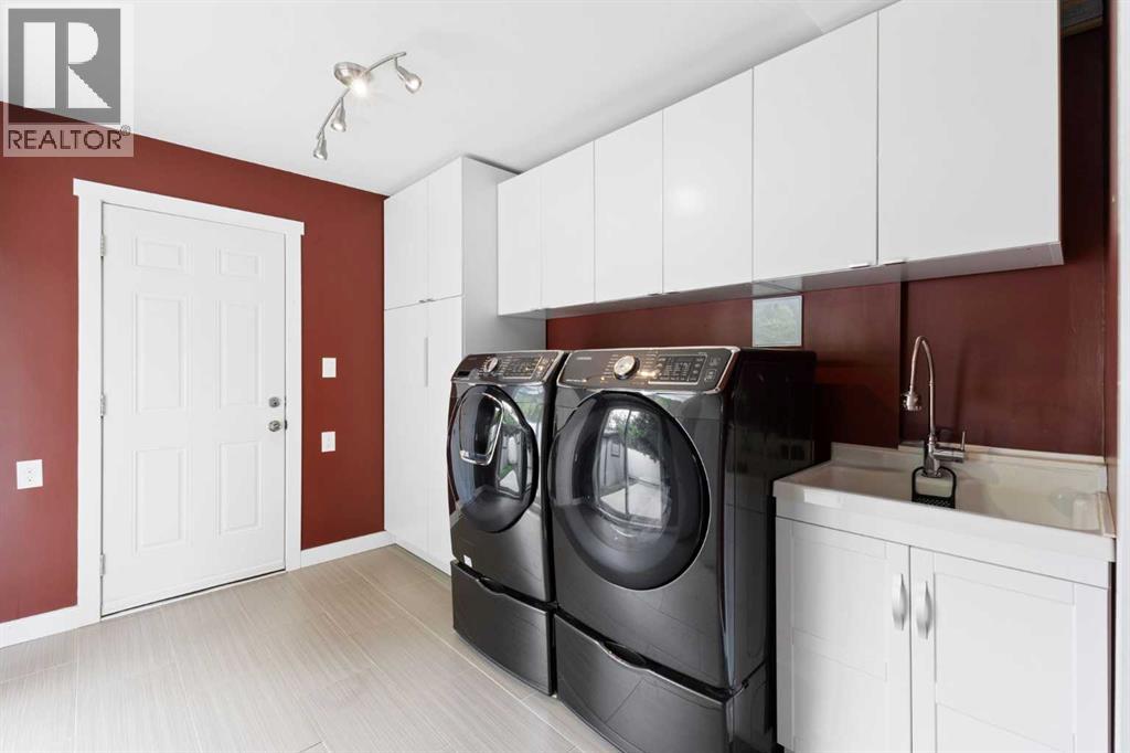 Single Family House 4 Level for Sale in  Gissing Drive SW Glamorgan Calgary 
