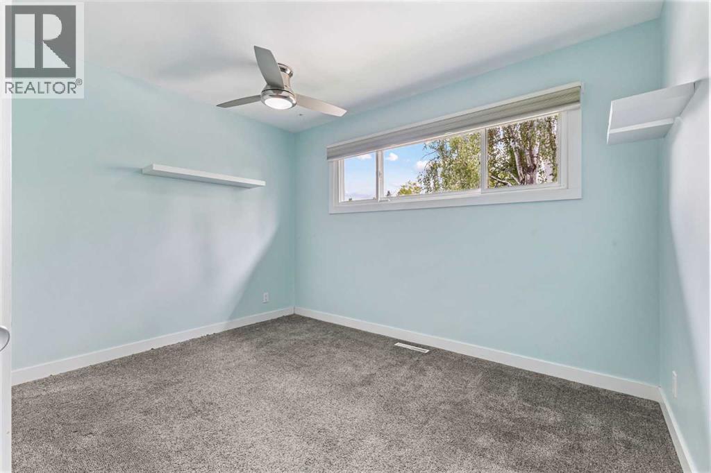 Single Family House 4 Level for Sale in  Gissing Drive SW Glamorgan Calgary 