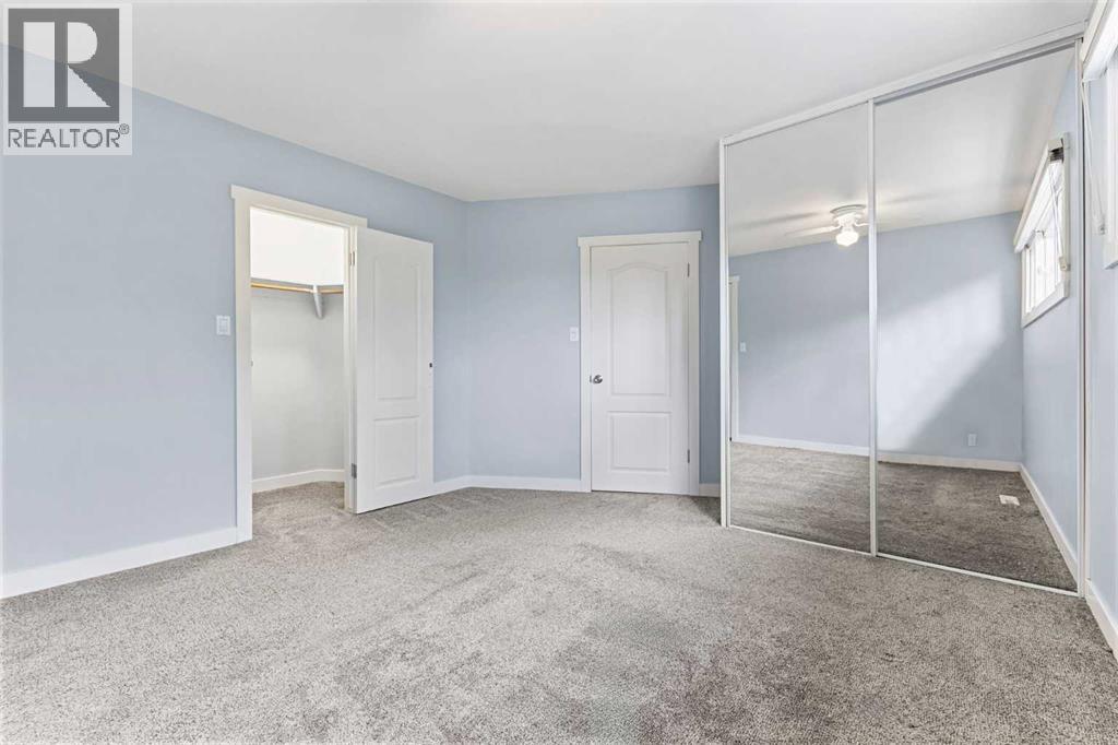 Single Family House 4 Level for Sale in  Gissing Drive SW Glamorgan Calgary 