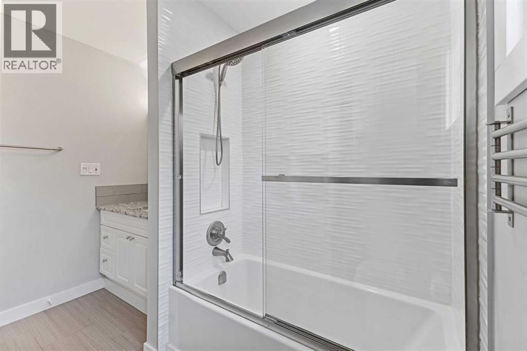 Single Family House 4 Level for Sale in  Gissing Drive SW Glamorgan Calgary 