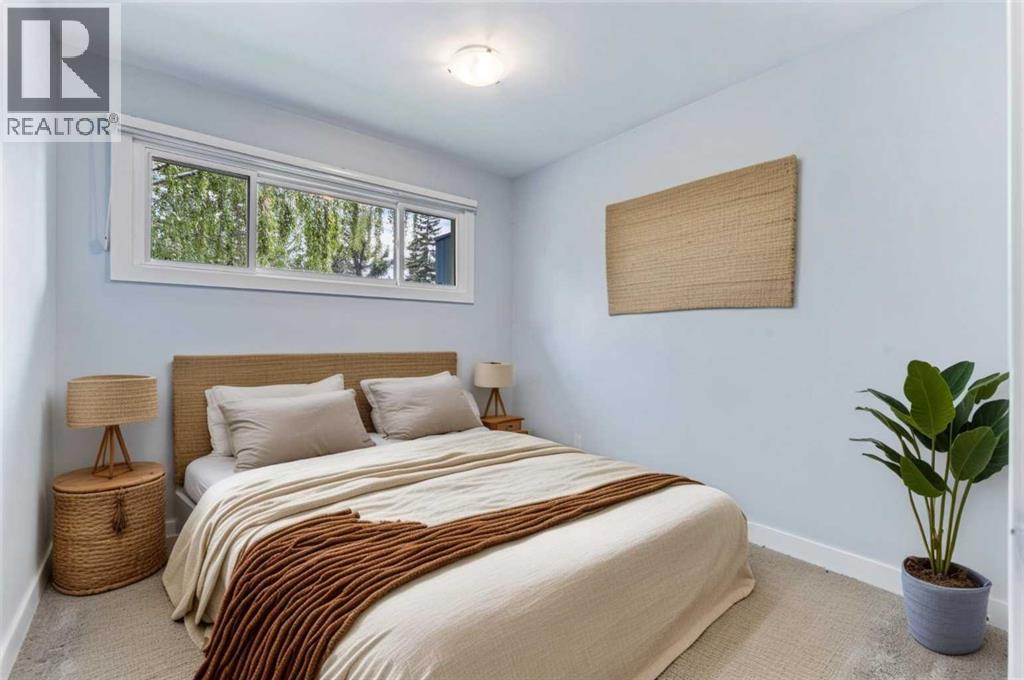 Single Family House 4 Level for Sale in  Gissing Drive SW Glamorgan Calgary 