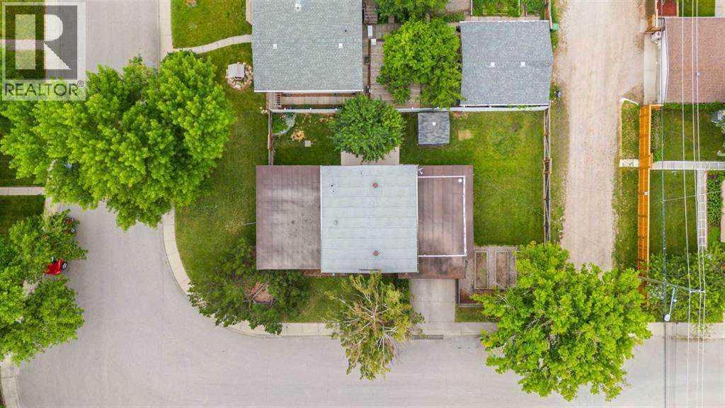 Single Family House 4 Level for Sale in  Gissing Drive SW Glamorgan Calgary 