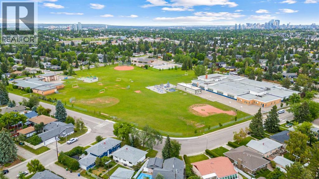 Single Family House 4 Level for Sale in  Gissing Drive SW Glamorgan Calgary 
