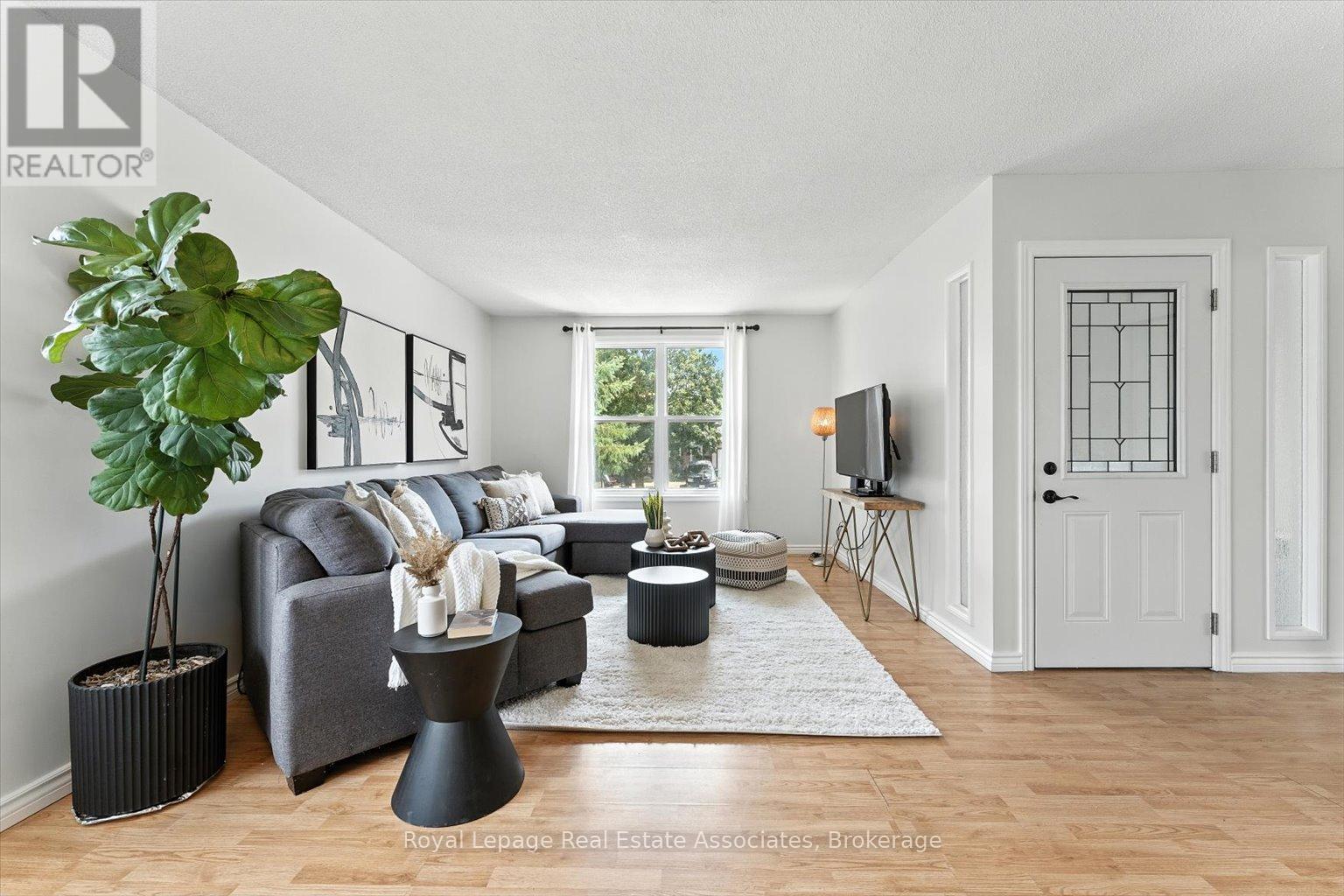 Photo 23 of 45 Quarry Drive, Orangeville ON