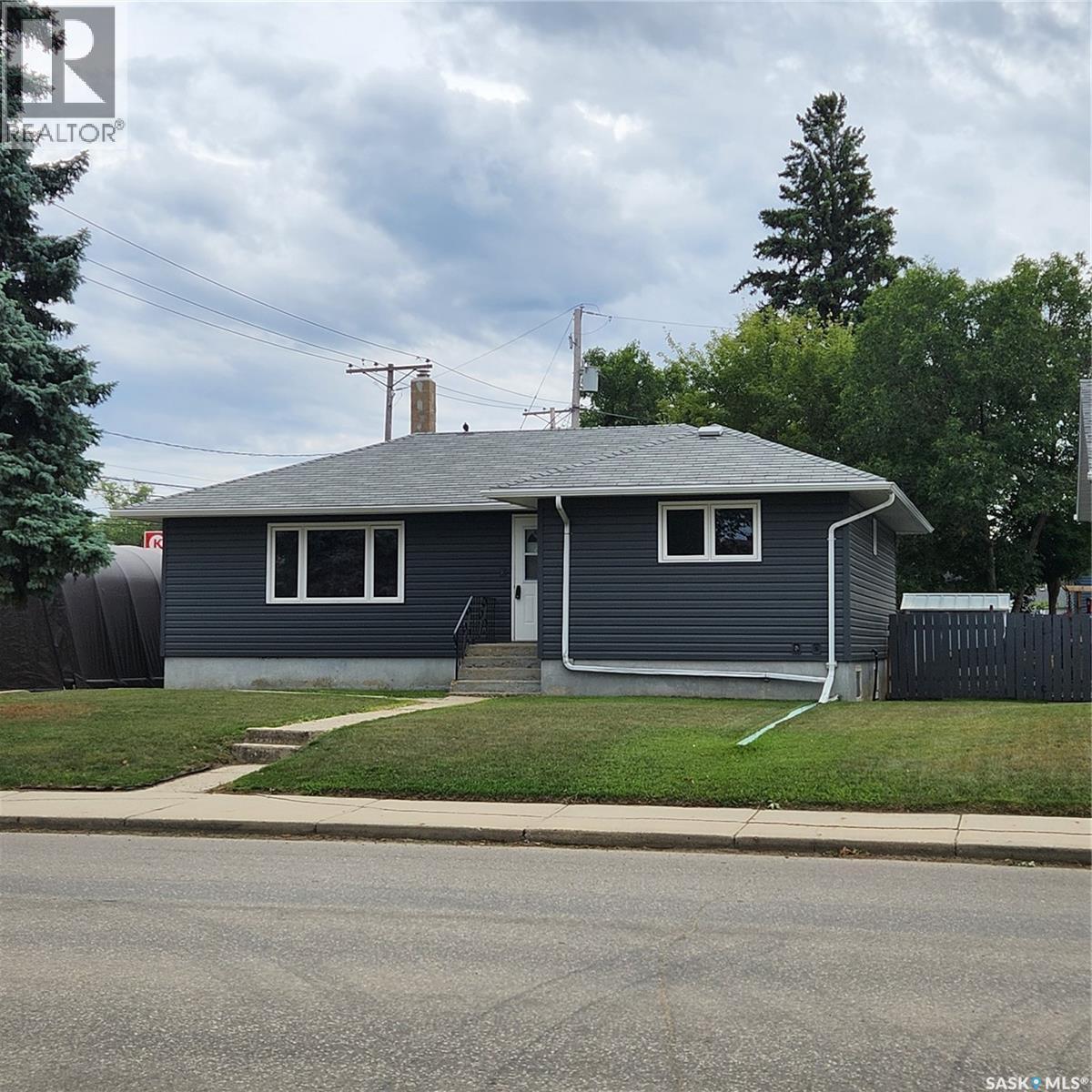 Photo 12 of 911 Grace Street, Moose Jaw SK