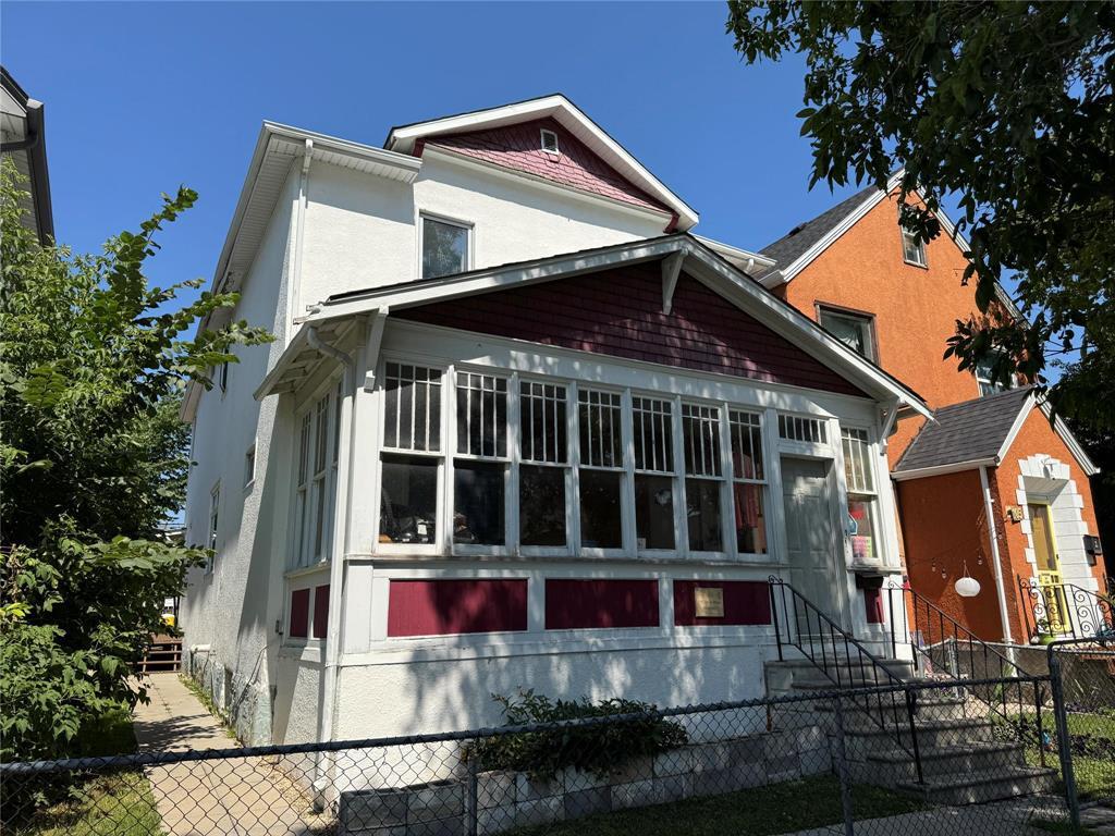 Photo 3 of 107 Hallet Street, Winnipeg MB