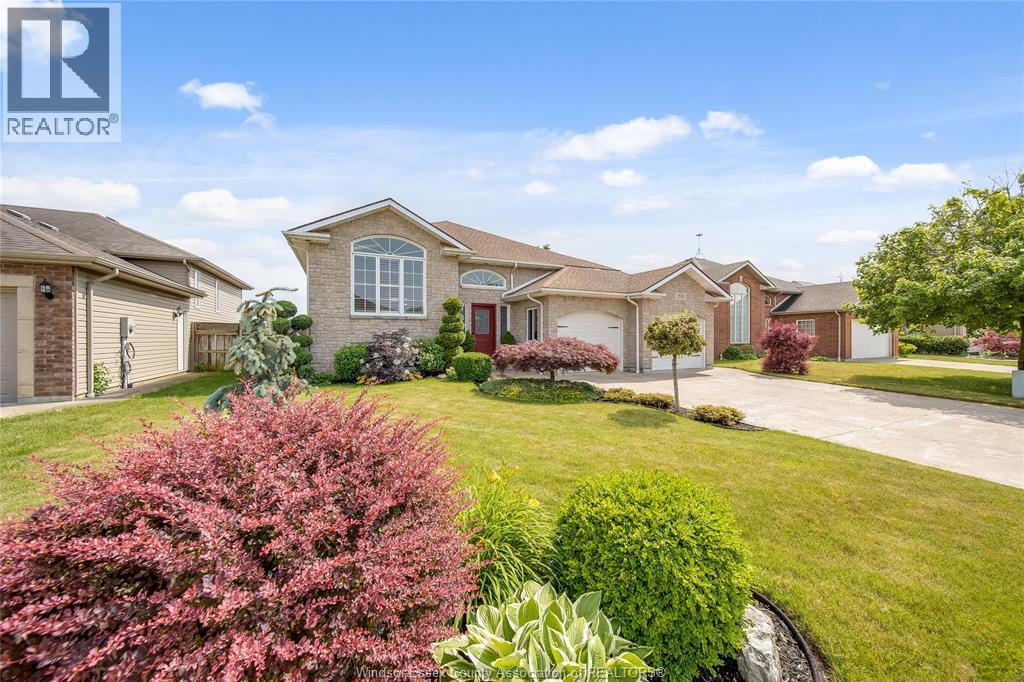 Photo 2 of 209 James Avenue, Kingsville ON