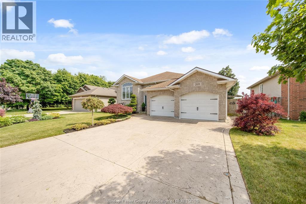 Photo 3 of 209 James Avenue, Kingsville ON