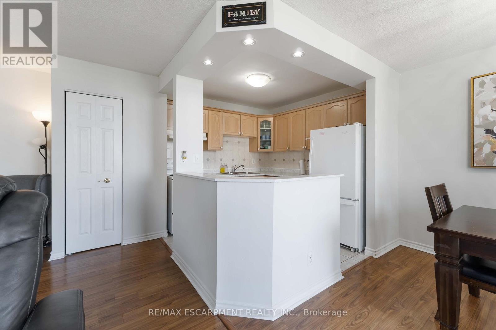 Photo 13 of 1004 75 Glenburn Court, Hamilton ON