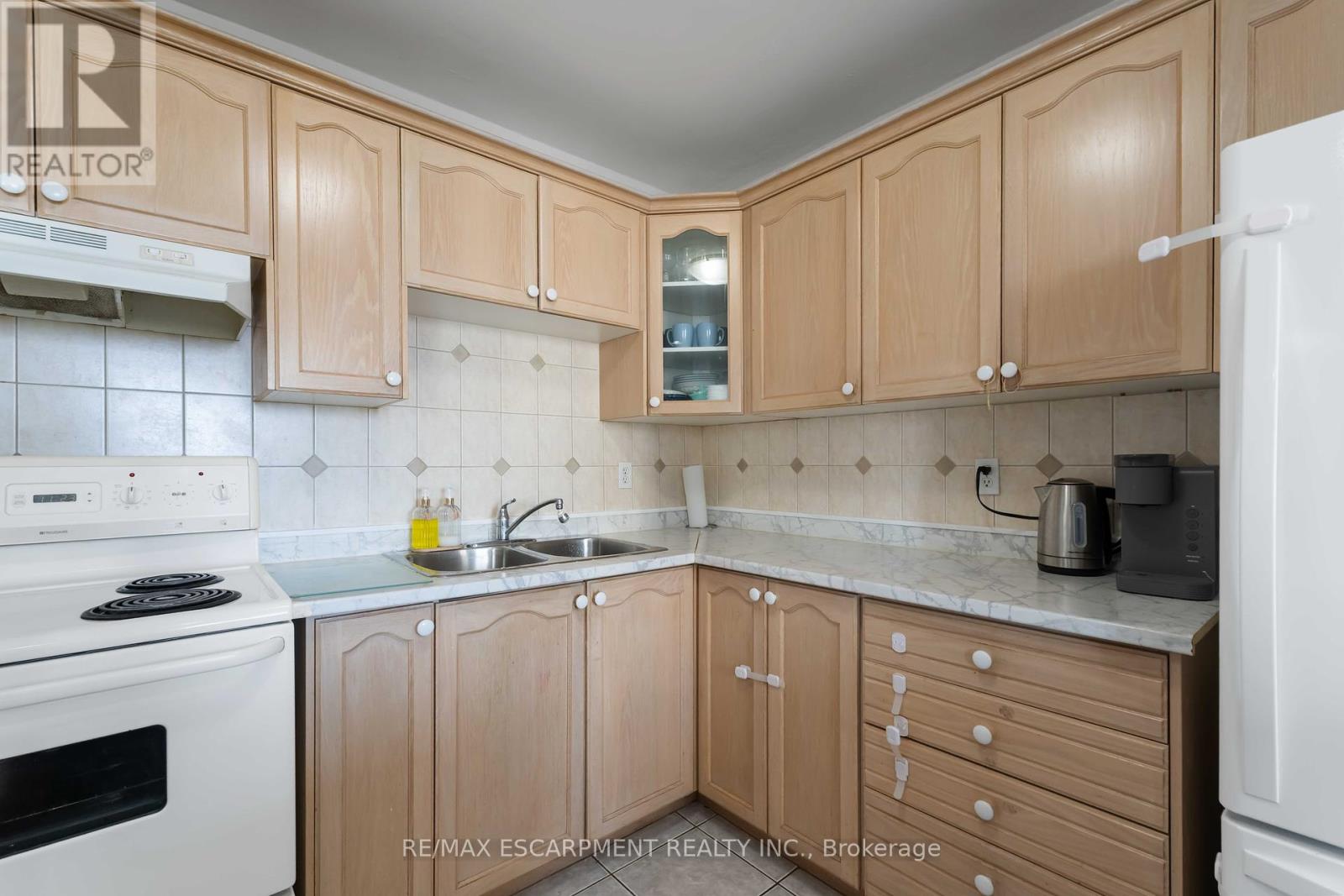 Photo 17 of 1004 75 Glenburn Court, Hamilton ON