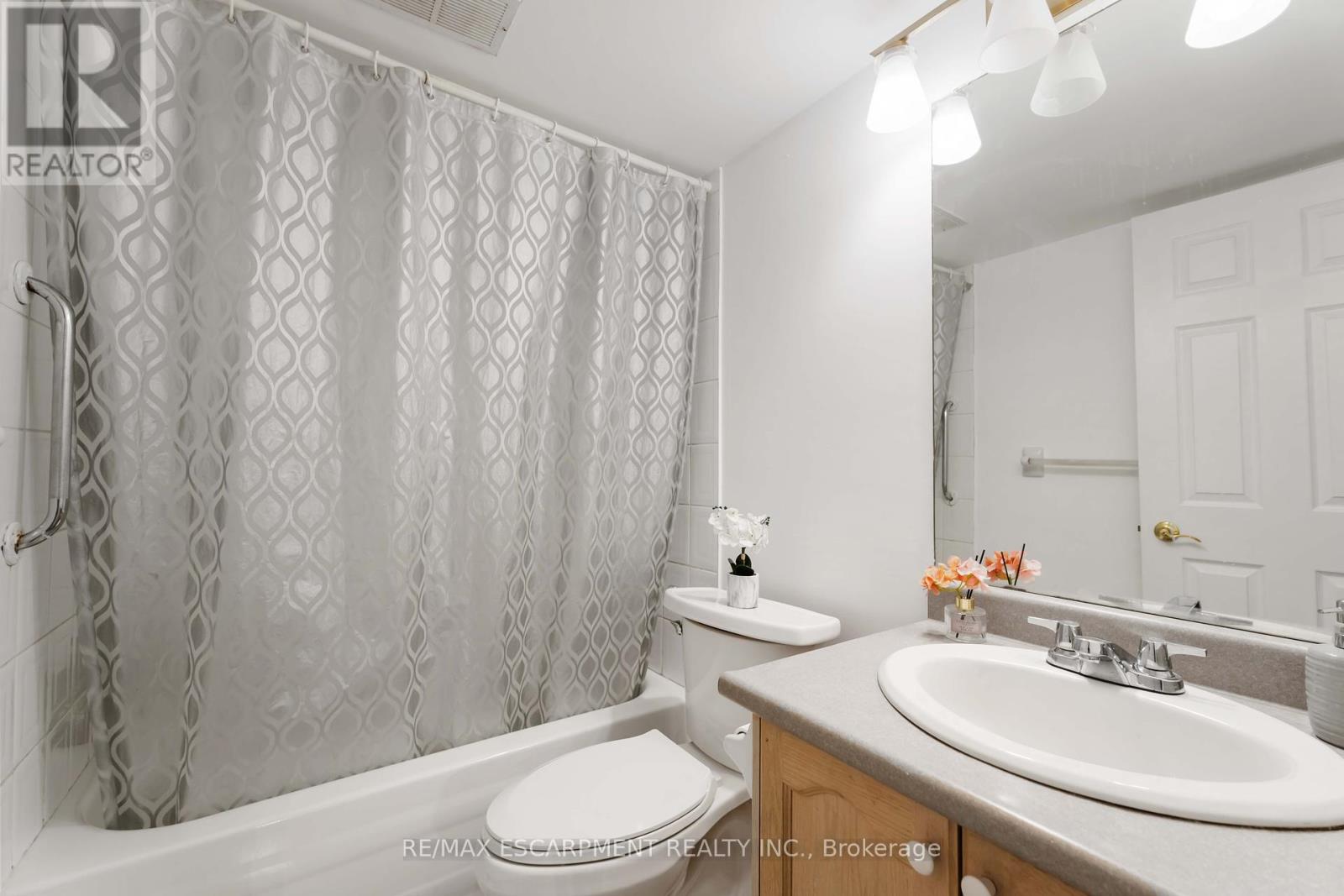 Photo 24 of 1004 75 Glenburn Court, Hamilton ON