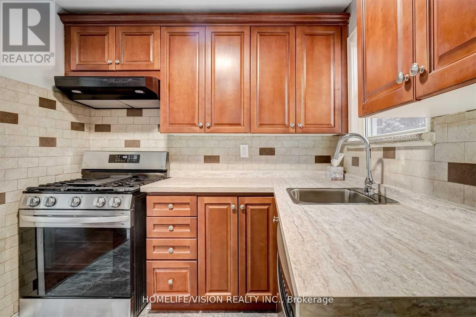 Photo 12 of Main 65 Ellington Drive E, Toronto ON