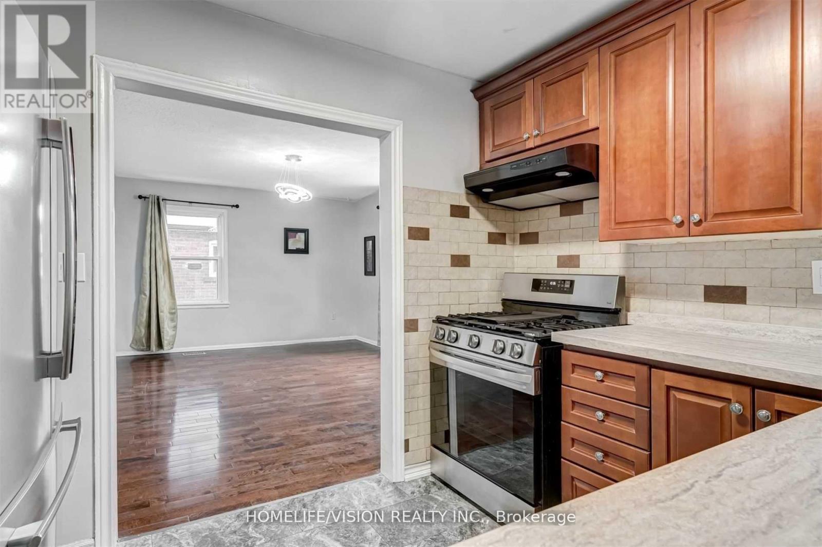 Photo 13 of Main 65 Ellington Drive E, Toronto ON