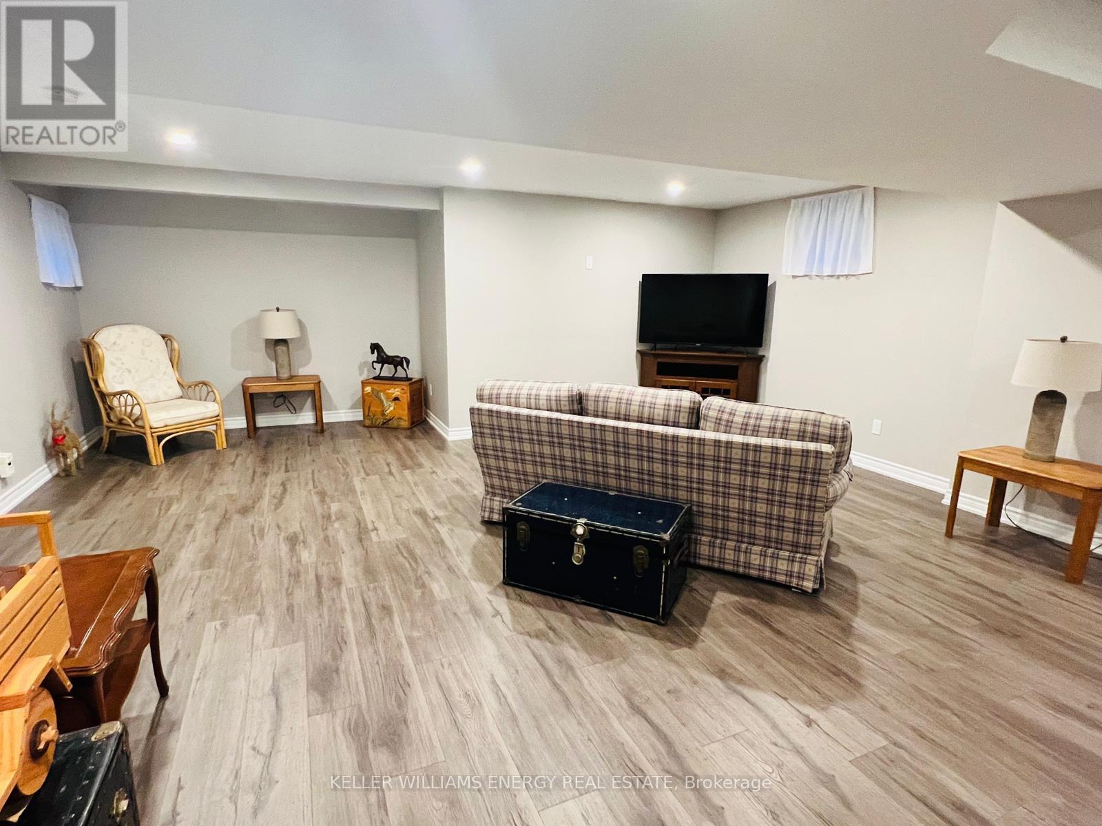 Photo 7 of 63 Inglewood Place, Whitby ON