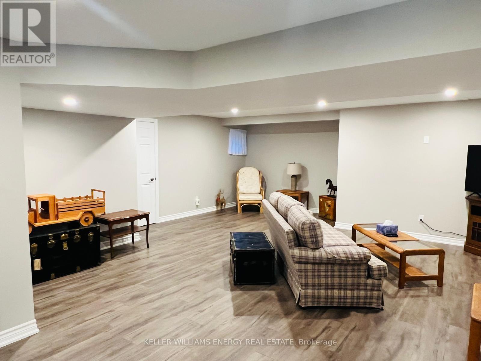 Photo 8 of 63 Inglewood Place, Whitby ON