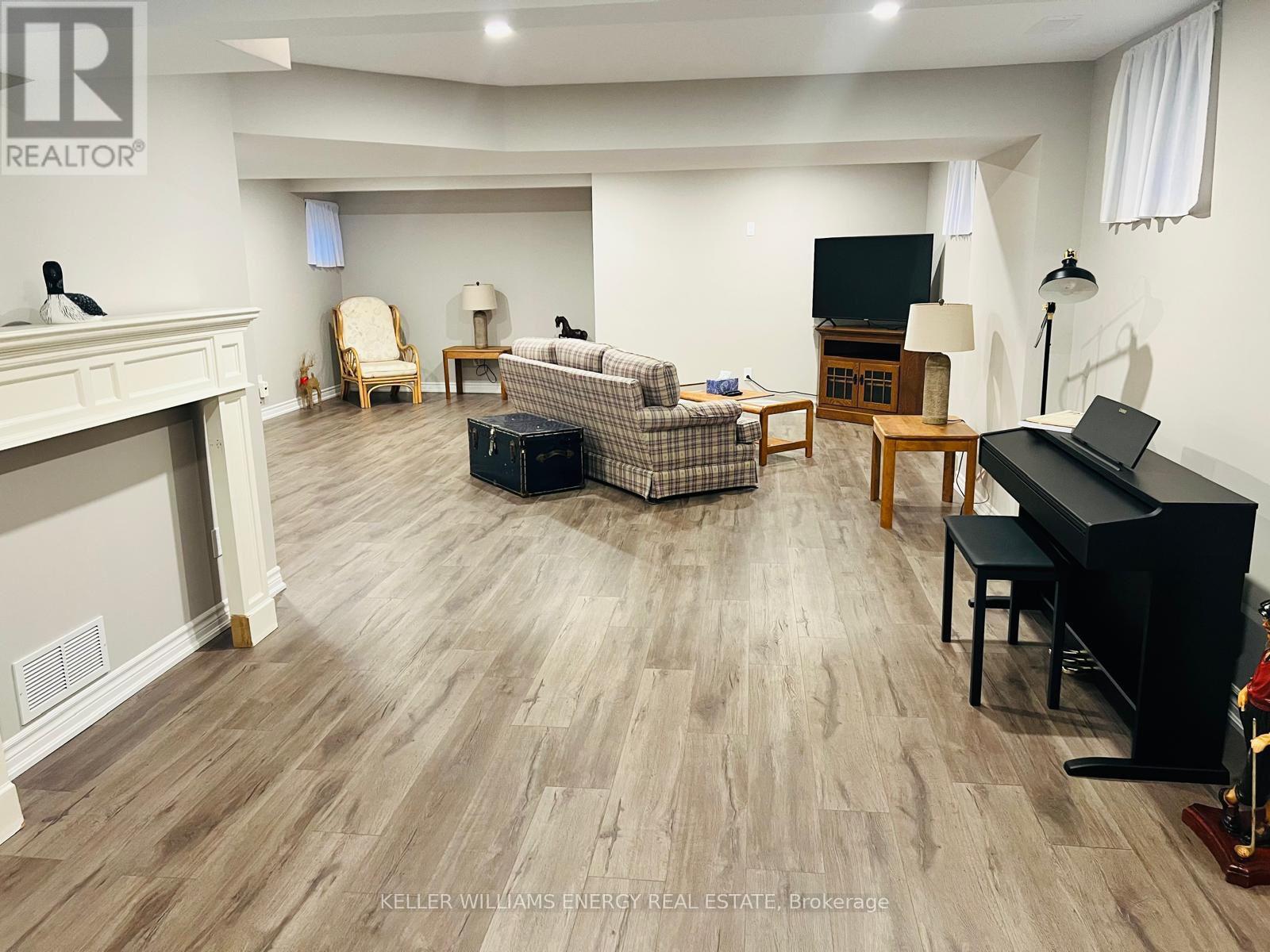 Photo 2 of 63 Inglewood Place, Whitby ON