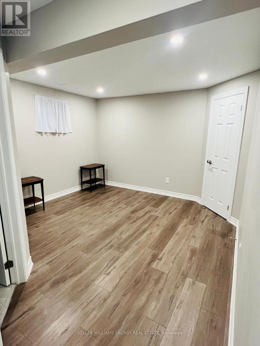 Photo 5 of 63 Inglewood Place, Whitby ON