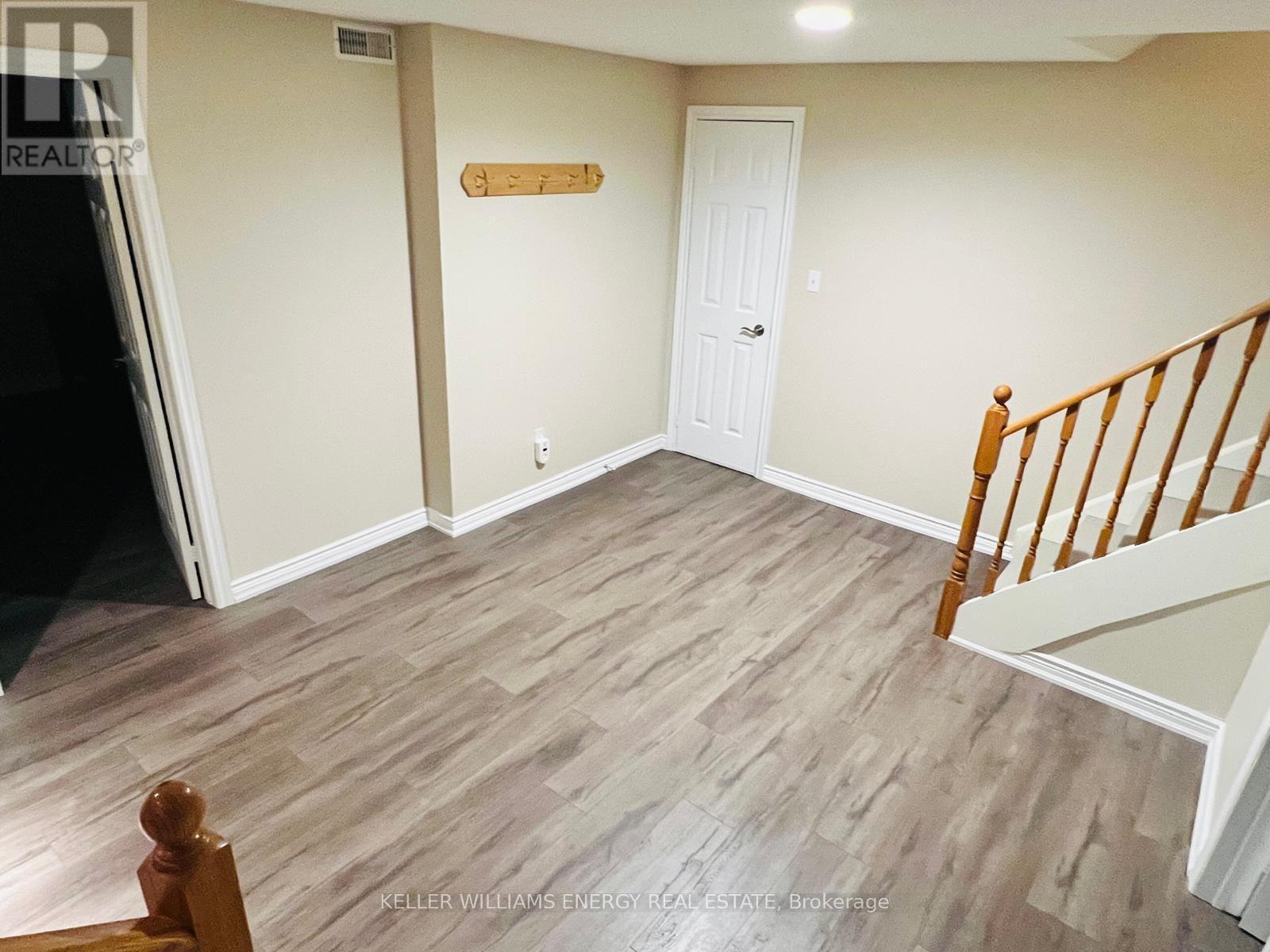 Photo 4 of 63 Inglewood Place, Whitby ON