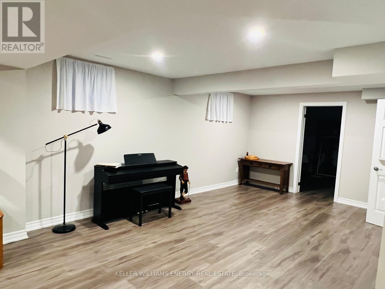 Photo 6 of 63 Inglewood Place, Whitby ON