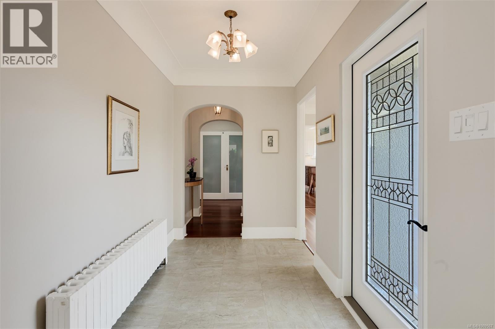 Single Family House Character for Sale in  Despard Ave Victoria 