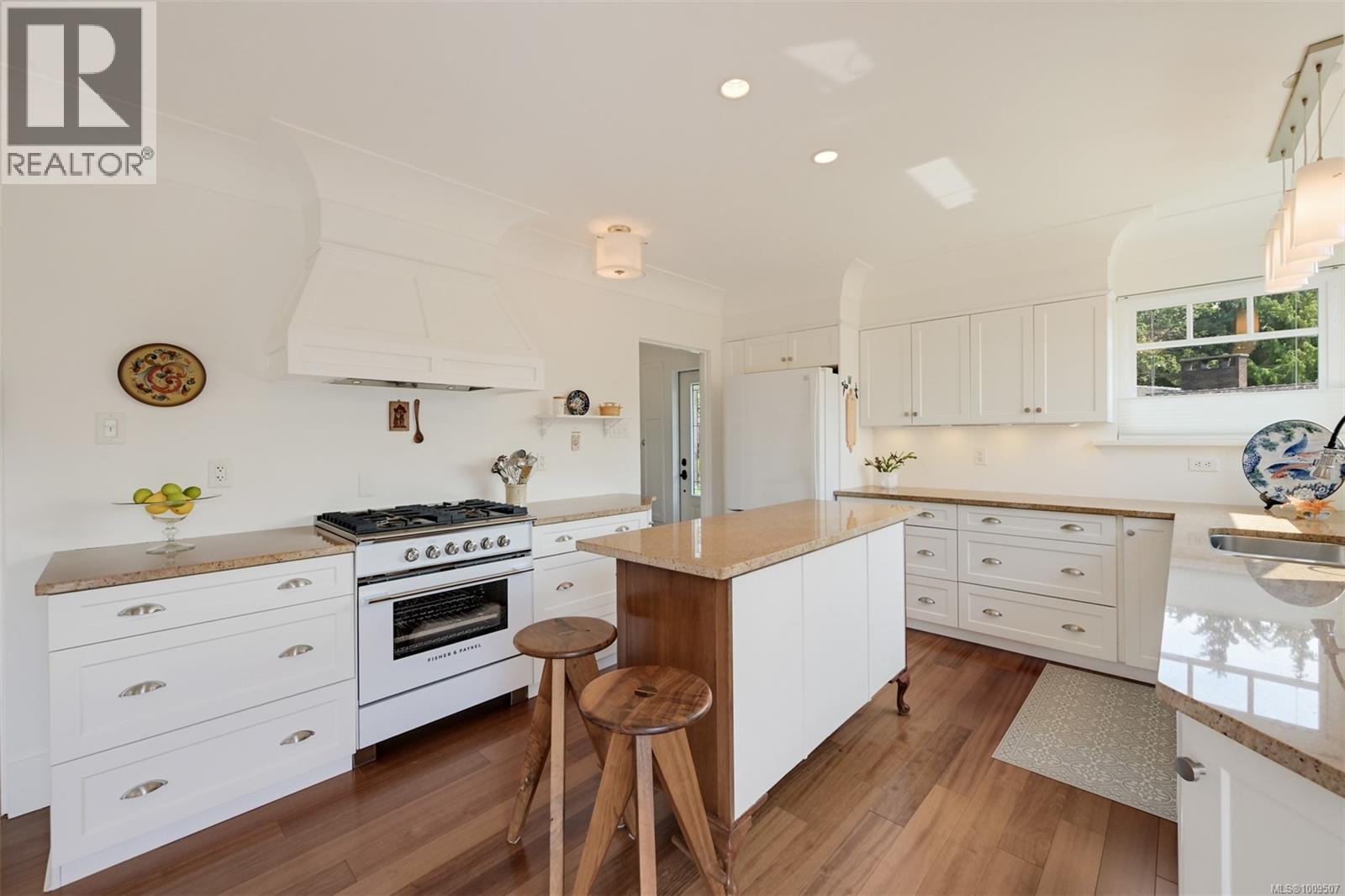 Single Family House Character for Sale in  Despard Ave Victoria 