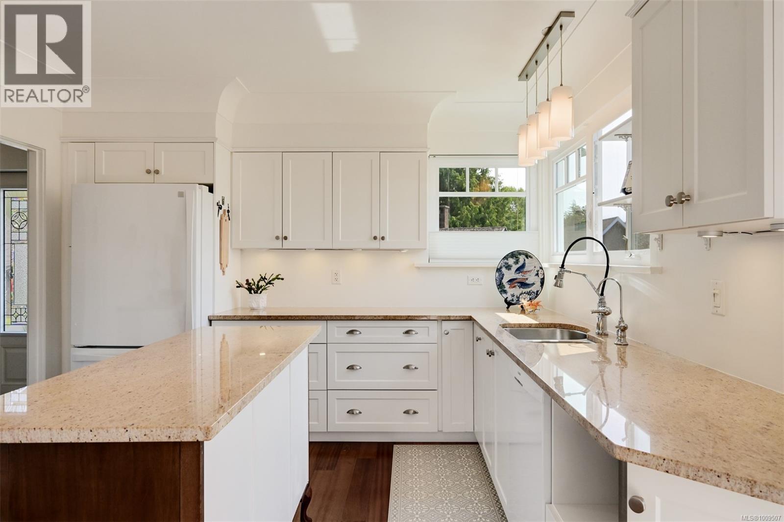 Single Family House Character for Sale in  Despard Ave Victoria 