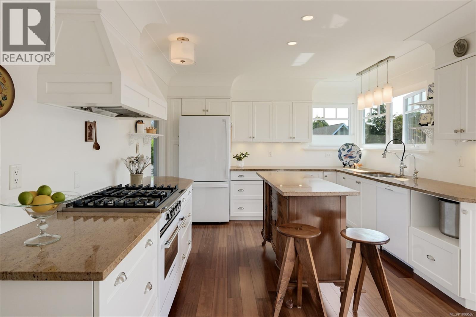 Single Family House Character for Sale in  Despard Ave Victoria 