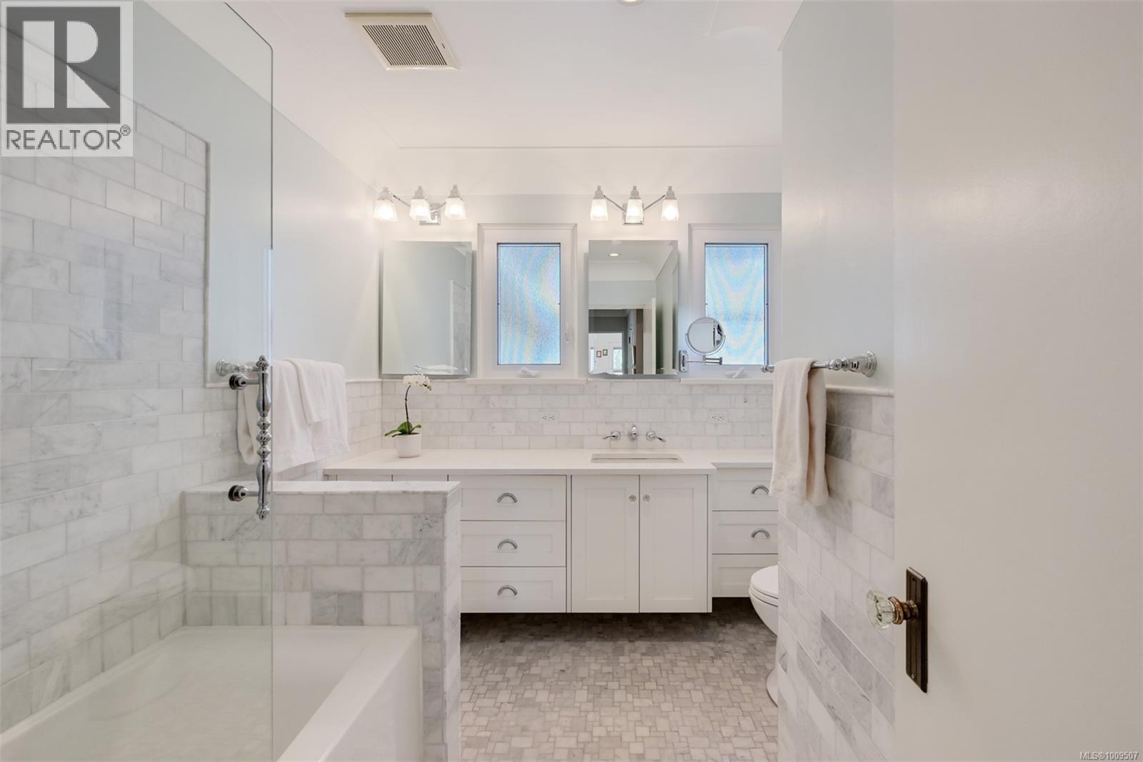 Single Family House Character for Sale in  Despard Ave Victoria 