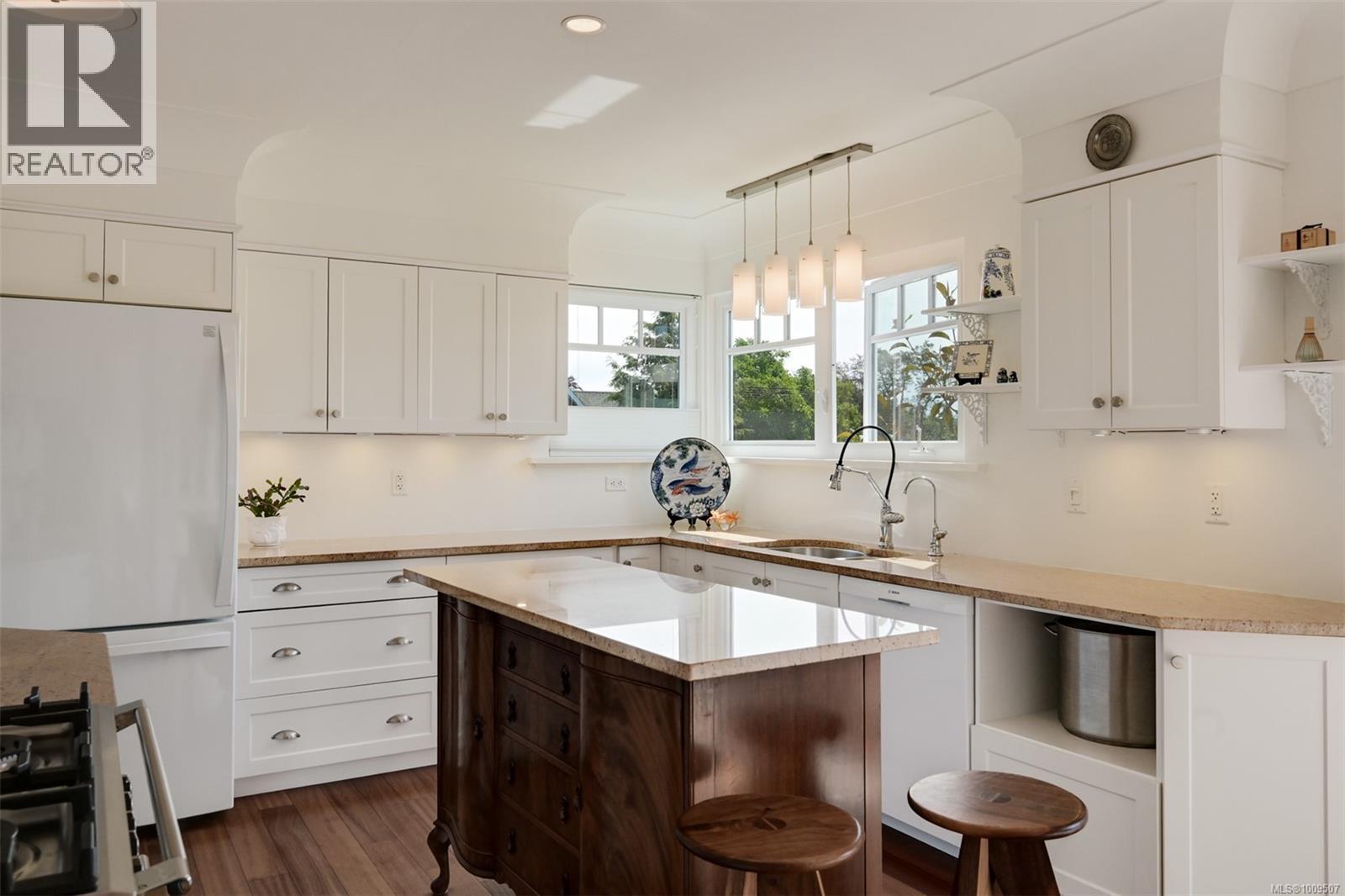 Single Family House Character for Sale in  Despard Ave Victoria 