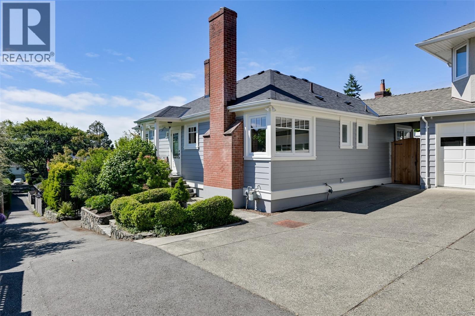 Single Family House Character for Sale in  Despard Ave Victoria 