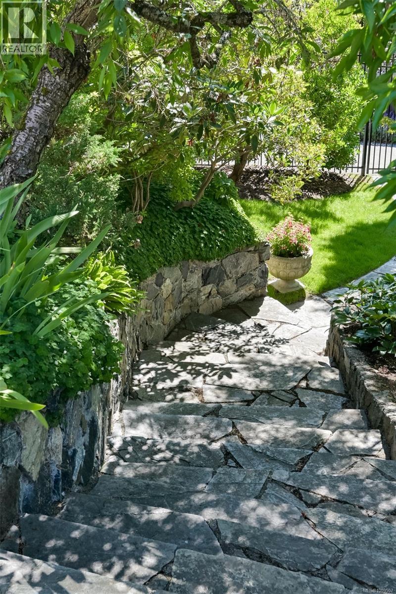 Single Family House Character for Sale in  Despard Ave Victoria 