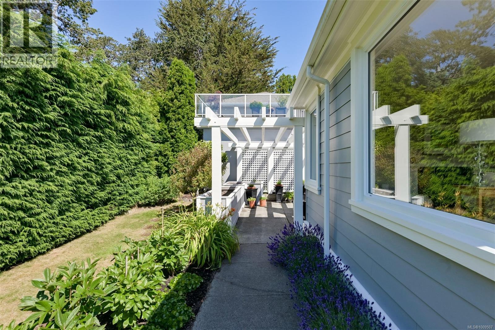Single Family House Character for Sale in  Despard Ave Victoria 