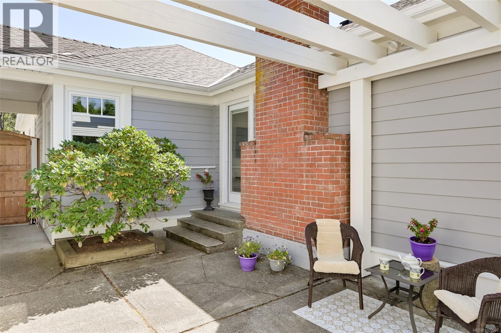 Single Family House Character for Sale in  Despard Ave Victoria 