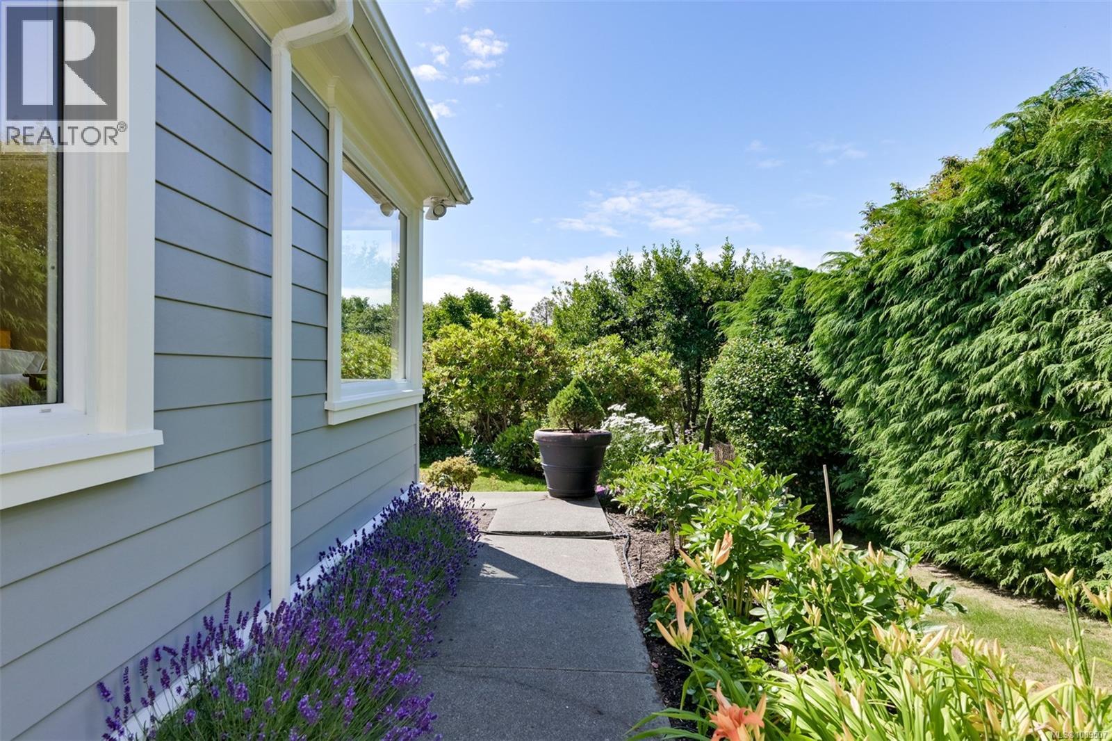 Single Family House Character for Sale in  Despard Ave Victoria 
