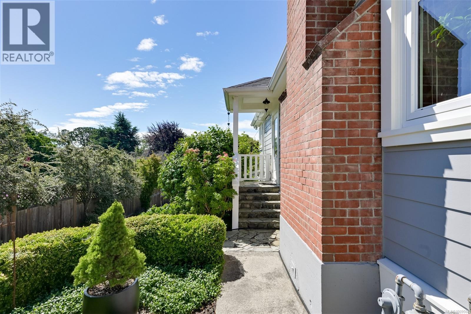 Single Family House Character for Sale in  Despard Ave Victoria 