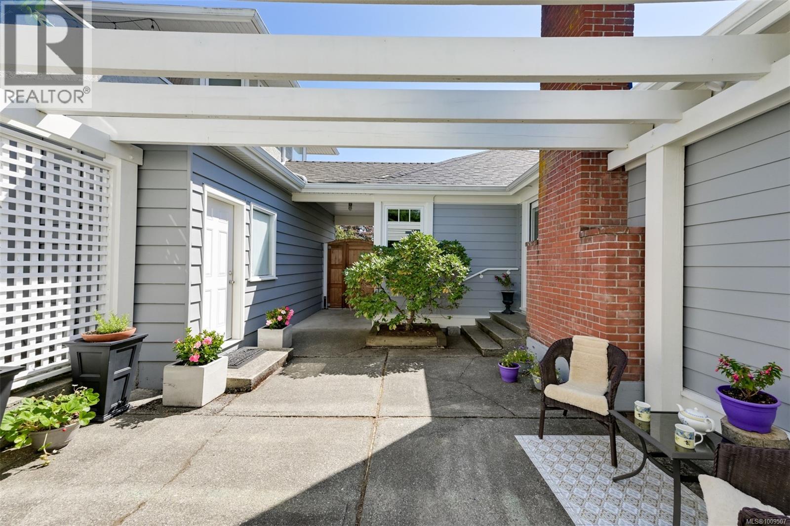 Single Family House Character for Sale in  Despard Ave Victoria 