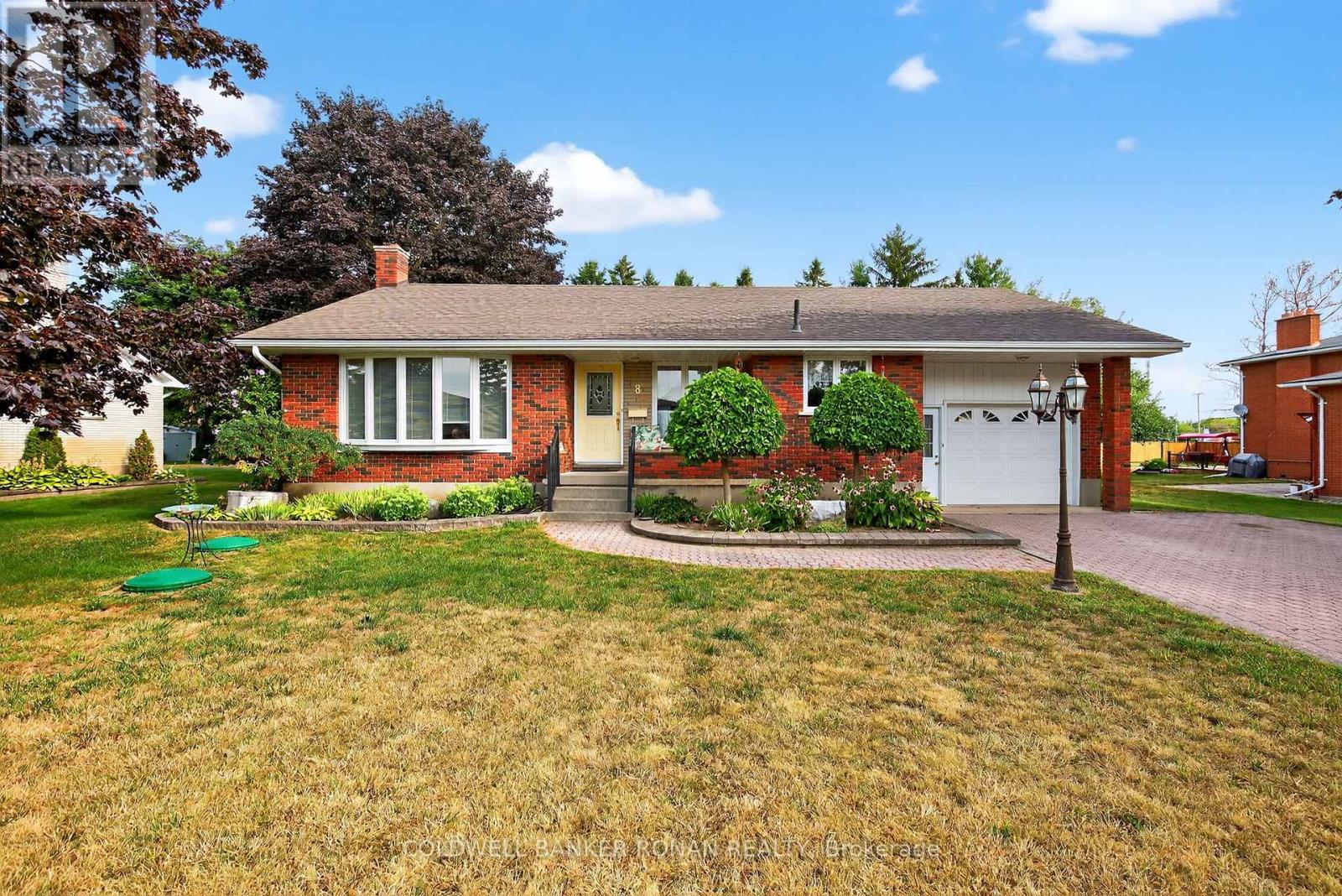 Photo 2 of 8 Douglas Drive, New Tecumseth ON