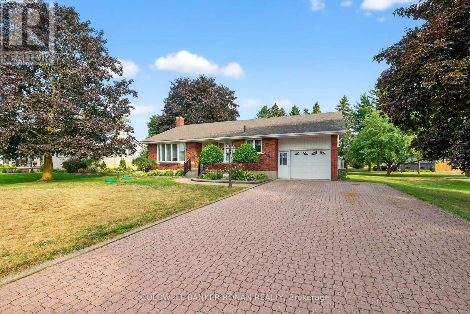 Photo 3 of 8 Douglas Drive, New Tecumseth ON