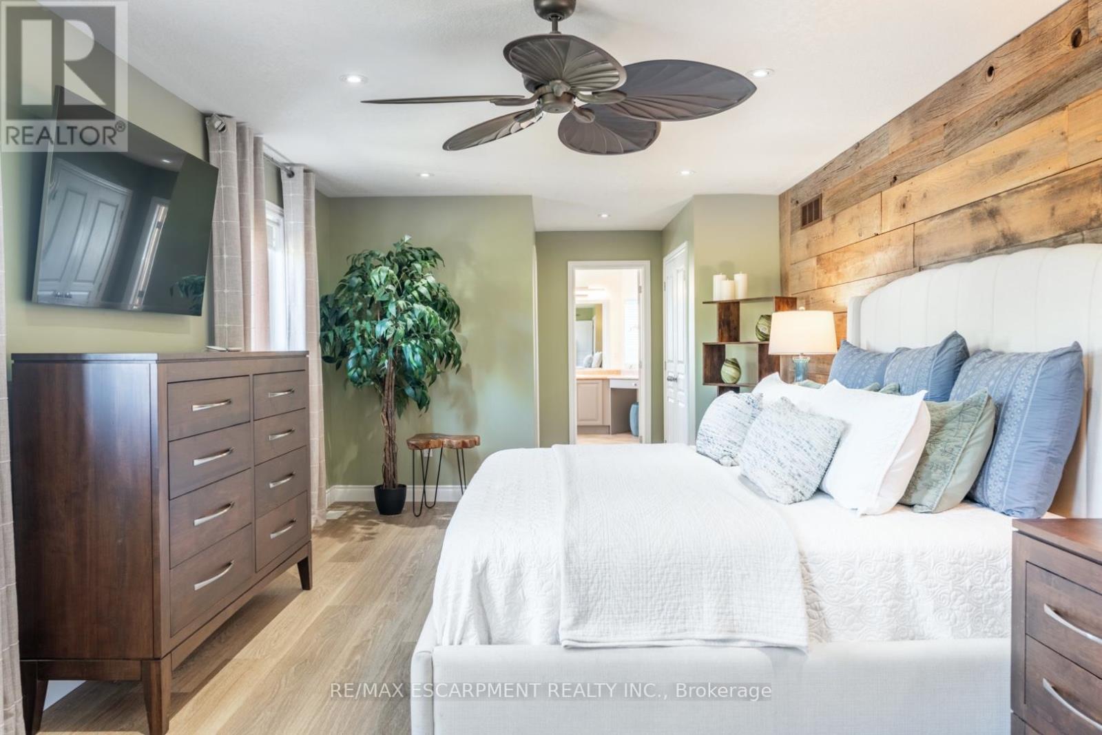 Photo 2 of 2338 Norland Drive, Burlington ON