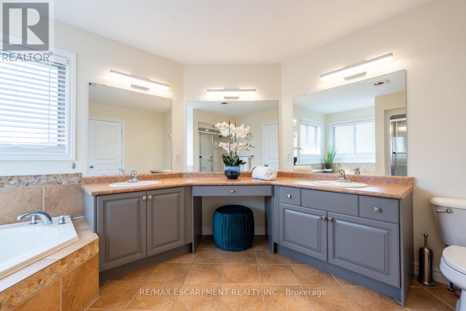 Photo 21 of 2338 Norland Drive, Burlington ON