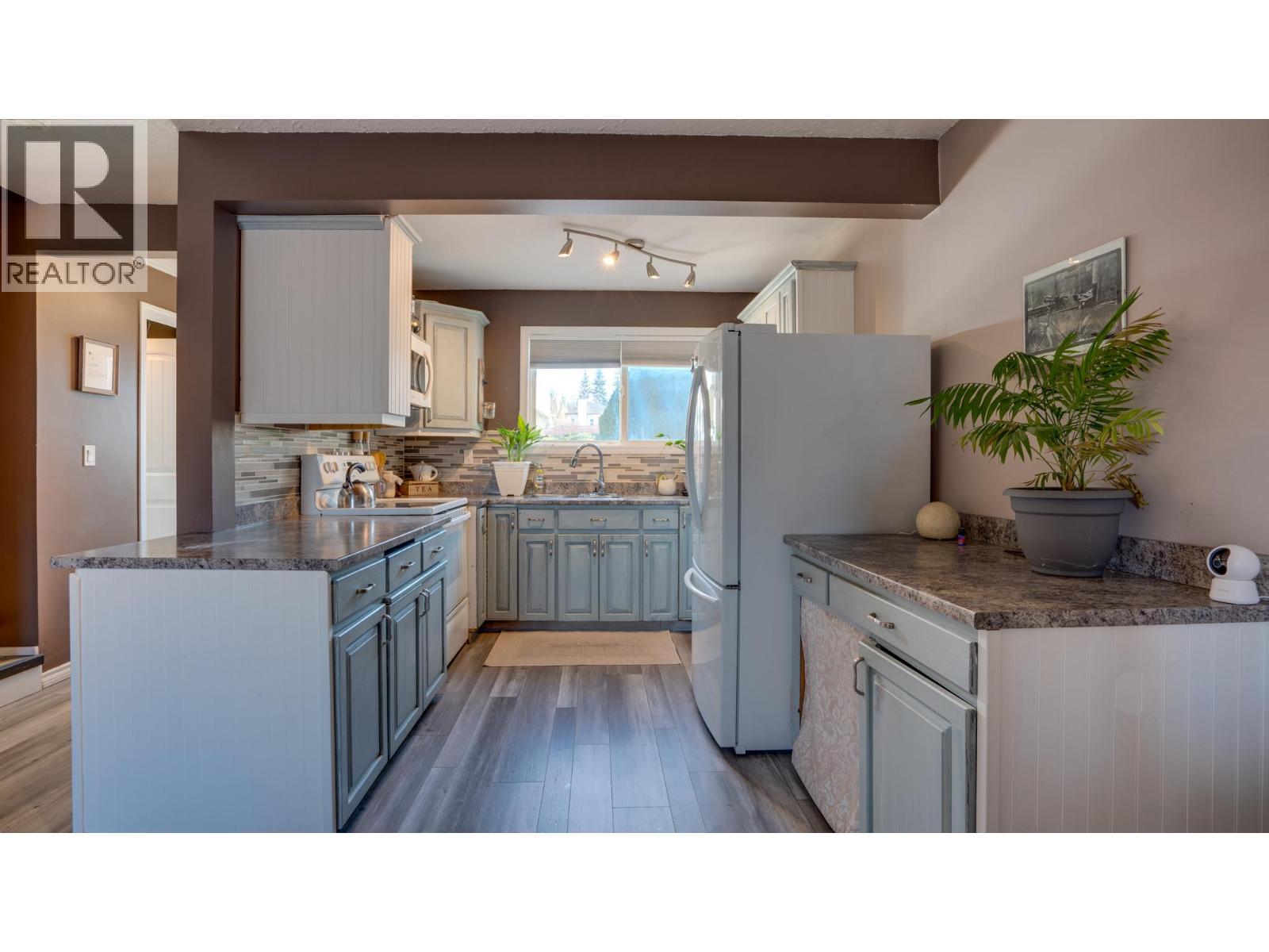 Photo 11 of 563 24 Street Ne, Salmon Arm BC
