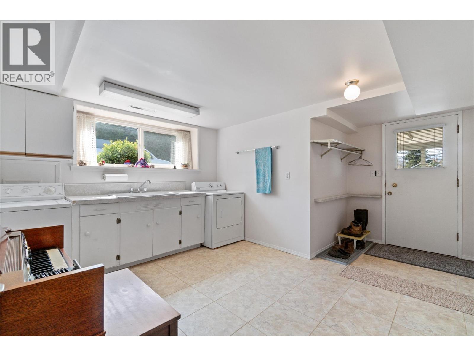 1290 15 Street SE, Salmon Arm