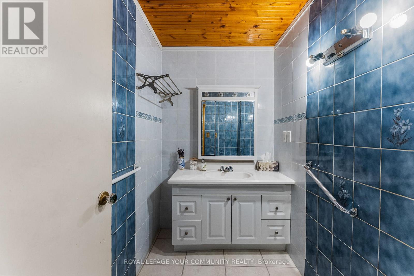Photo 8 of 204 Woodland Avenue, Georgina ON