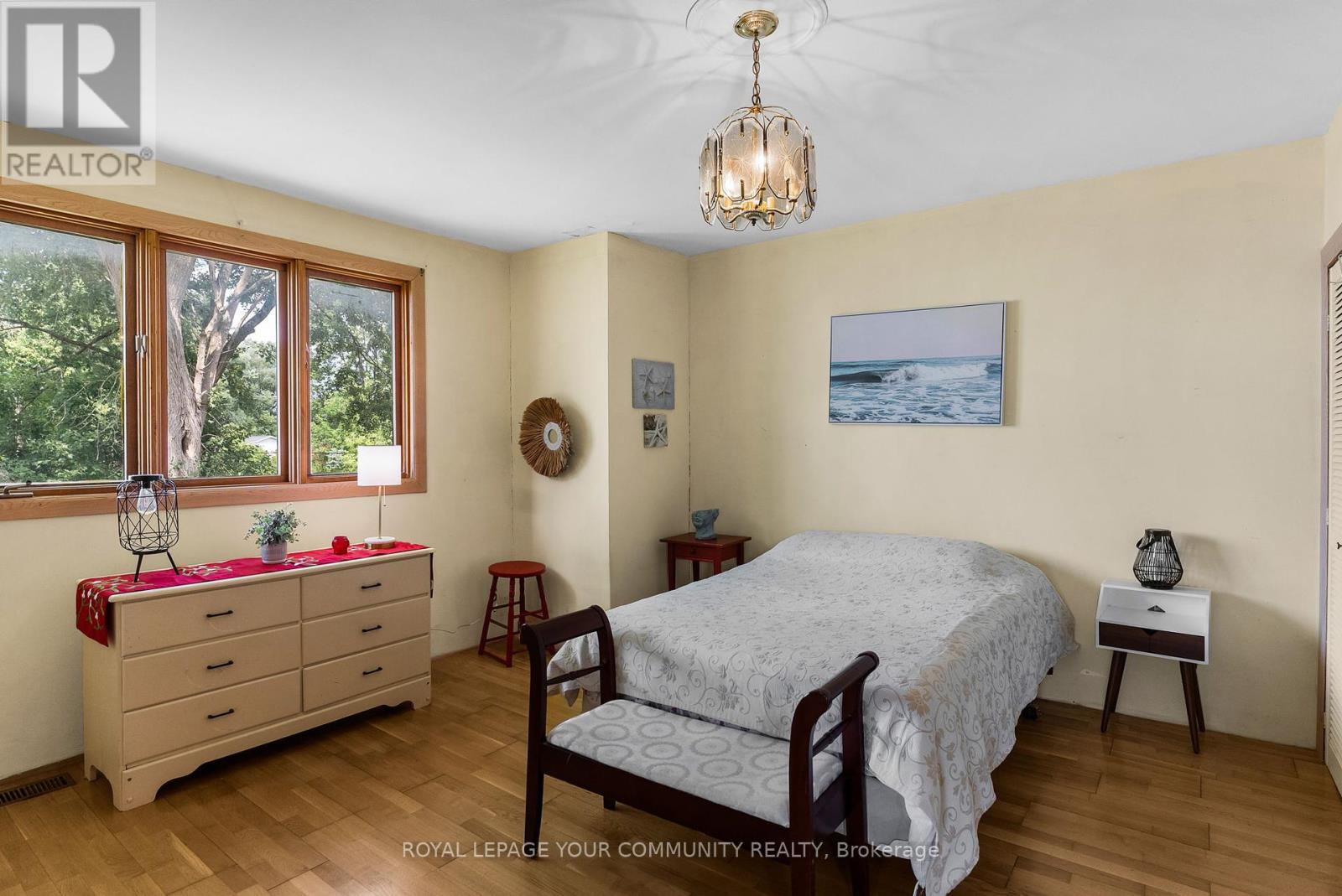 Photo 10 of 204 Woodland Avenue, Georgina ON