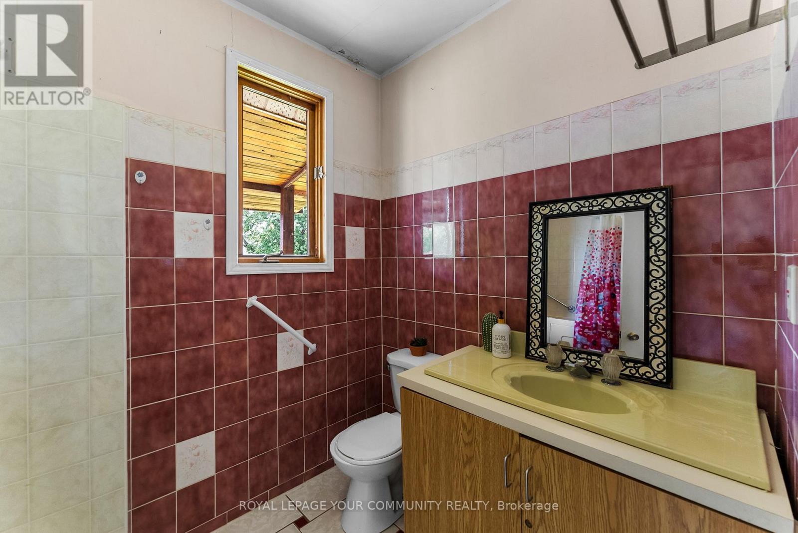 Photo 15 of 204 Woodland Avenue, Georgina ON