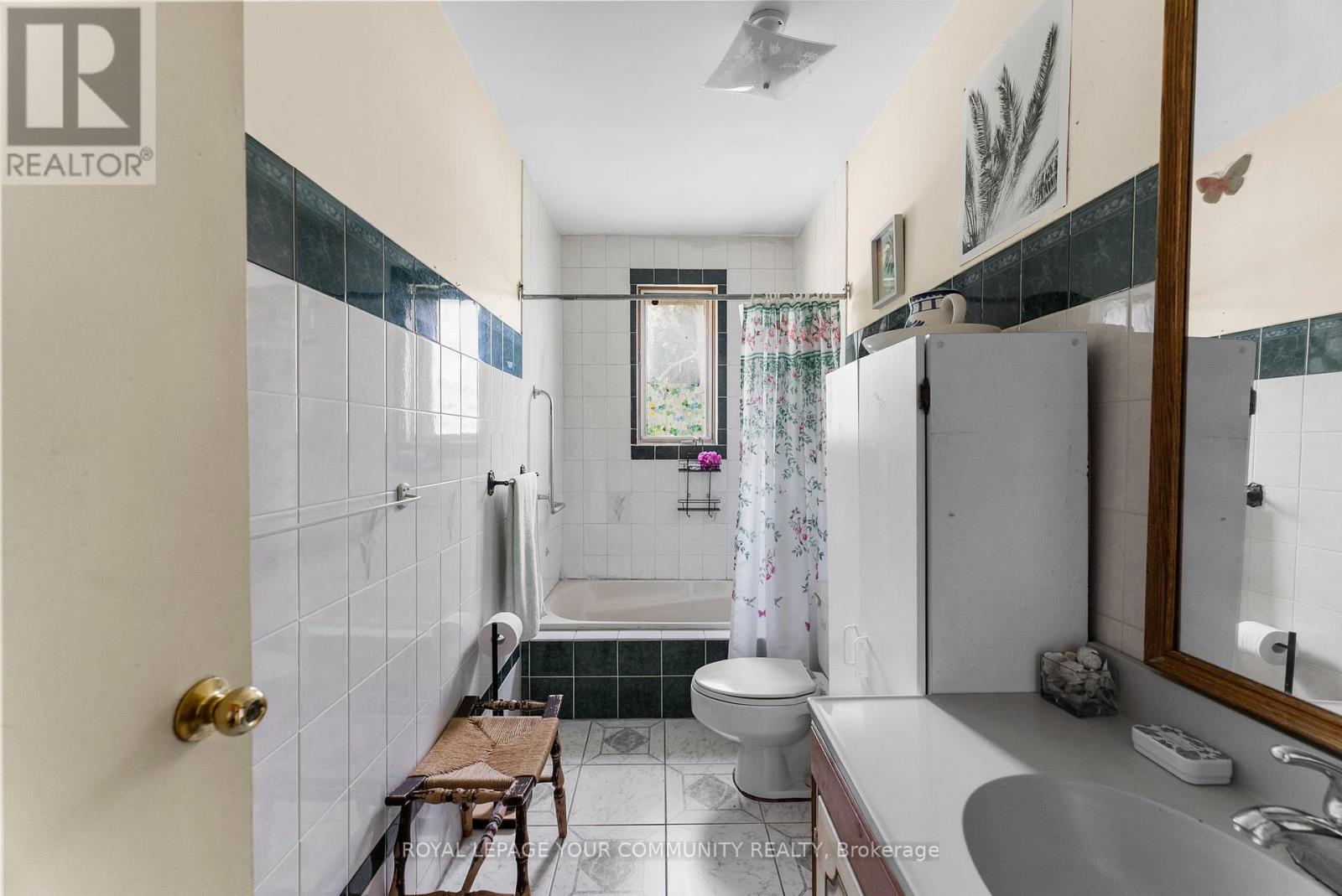 Photo 18 of 204 Woodland Avenue, Georgina ON