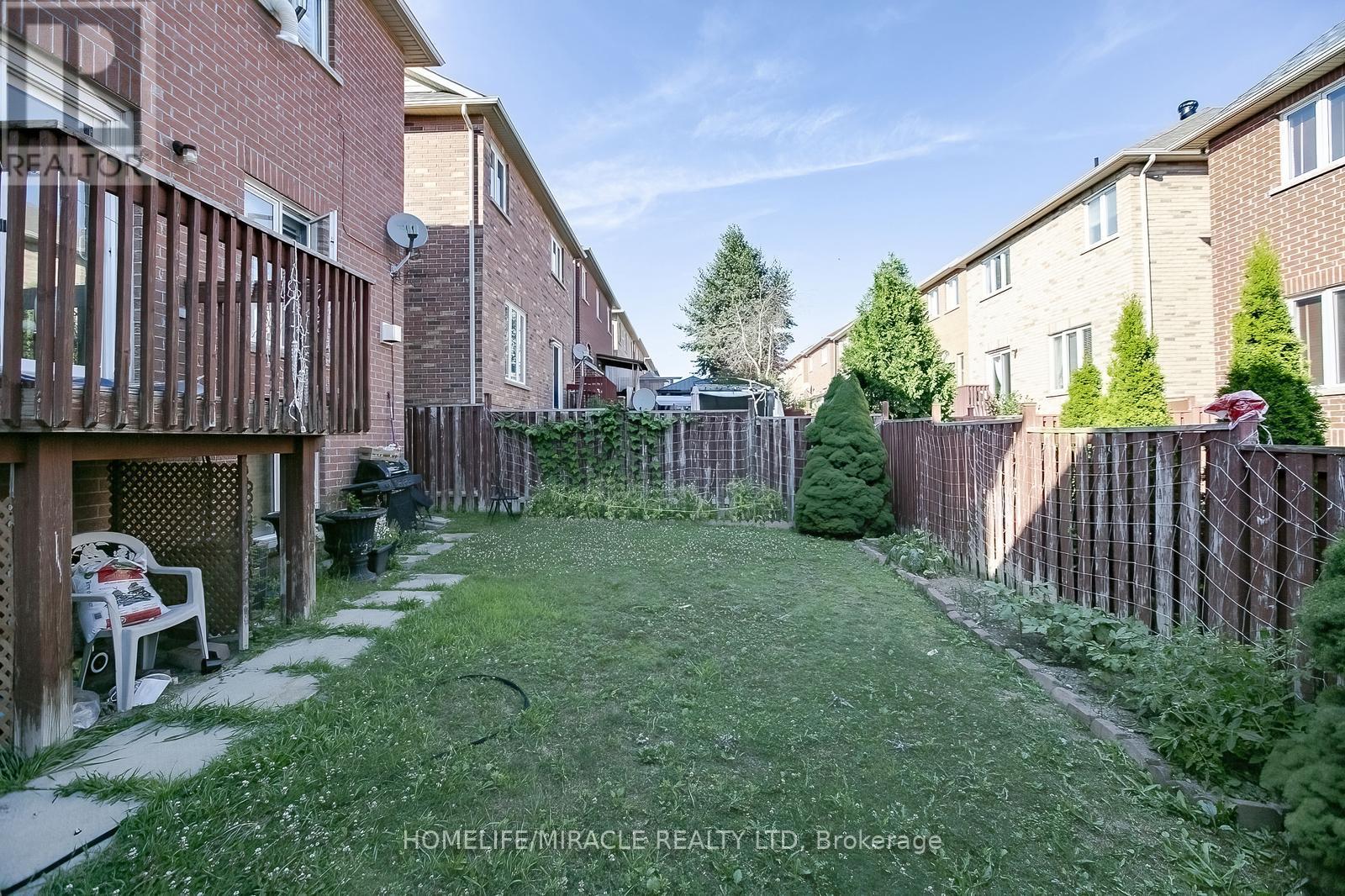 Photo 11 of 20 Oblate Crescent, Brampton ON